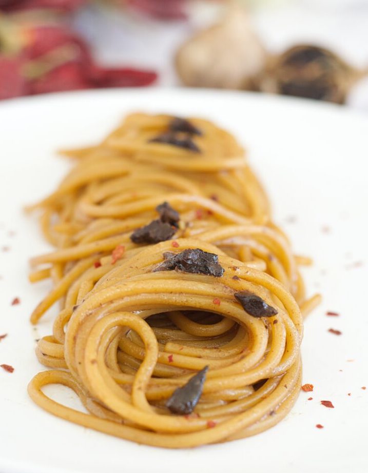 Spaghetti mit Schwarzem Knobi-Öl