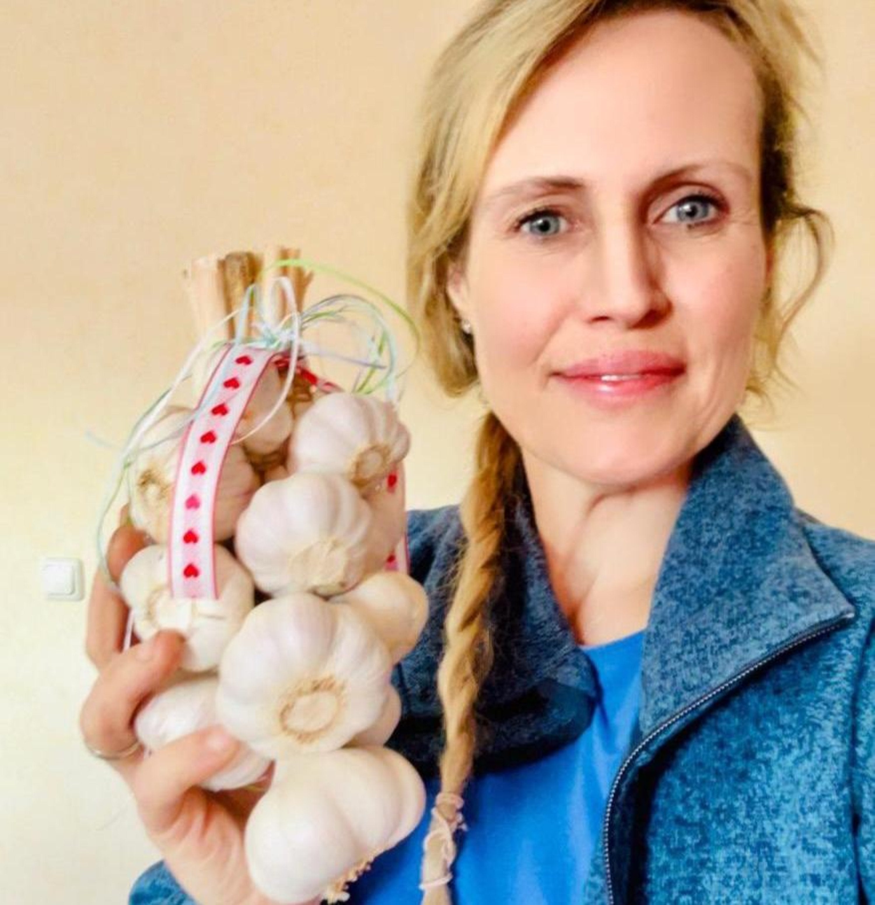 Unser Kraftpaket als handgebundener Knobi-Zopf - sehr lange haltbar Unser Kraftpaket als handgebundener Knobi-Zopf - sehr lange haltbar