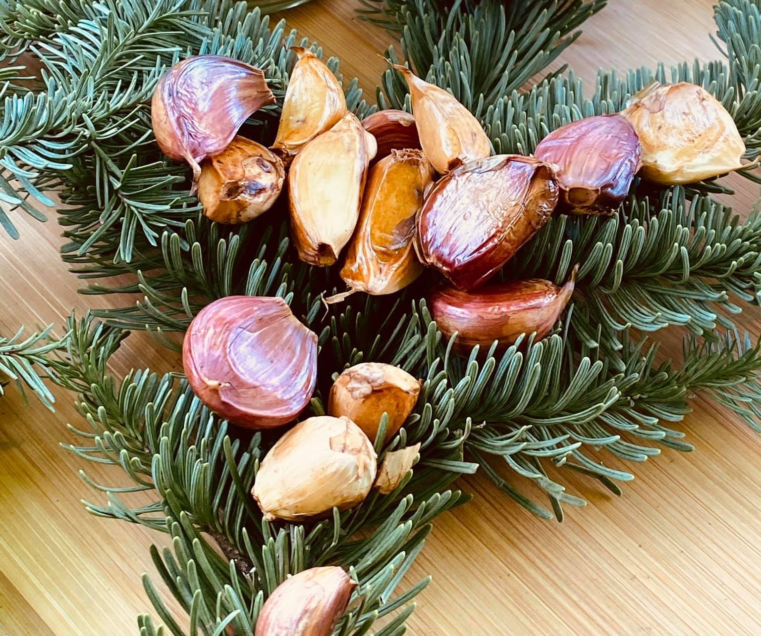 Geräucherter Knoblauch - auf einem Buchenholz geräuchert