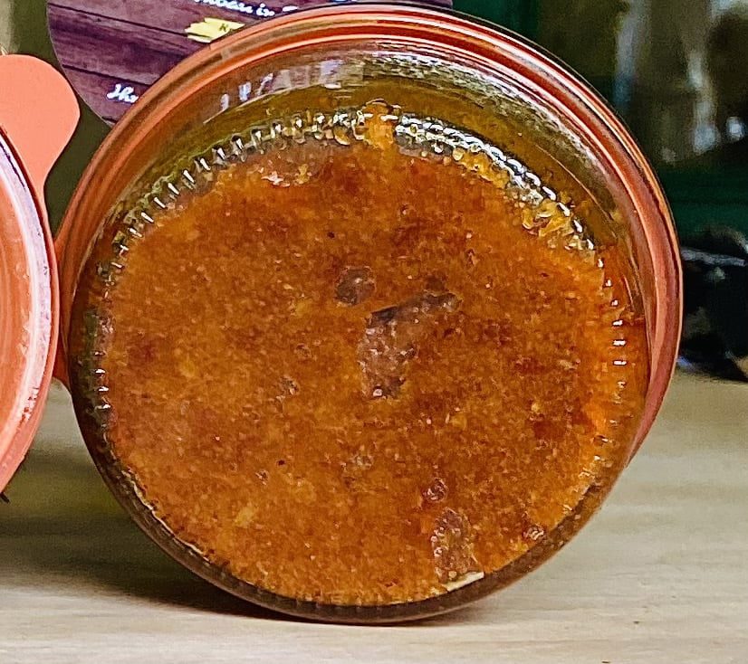 Nahaufnahme eines Weckglases mit Rotem Knoblauch-Pesto